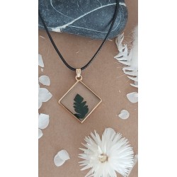 Pendentif résine dans cadre...